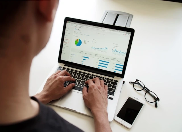 Symbolbild: Arbeit an Website und Tracking-Auswertung